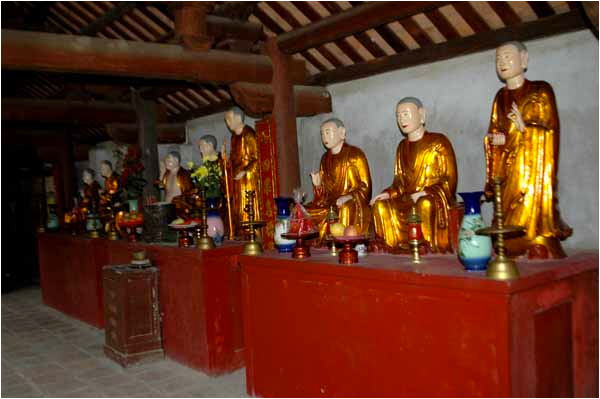 Bàn thờ các vị La Hán