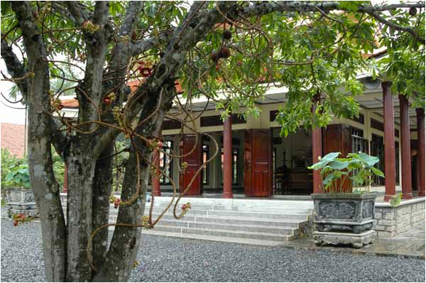 Sân trước thiền viện